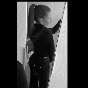 Juicy couture - Säljer detta mörkblåa set som inte kommer till användning. Fint skick och inga hål. Xs-S. Pris kan diskuteras och mer bilder kan skickas privat! 