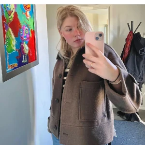 Jacka - Säljer denna snygga korta kappan (2a bilden är tagen från misslisibells Instagram).  Köpt på kapphal och är i fint skickr