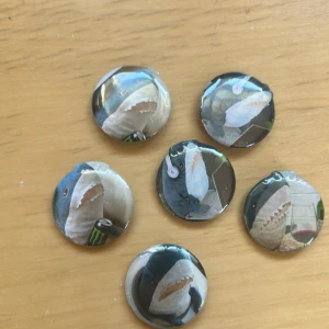 Blahaj pins - Blahaj pins 15kr styck. Några är lite defekta och kostar därmed 10kr styck. Frakt ligger på 18kr via brev eller genom Plick. Hör av dig om du har några frågor :)