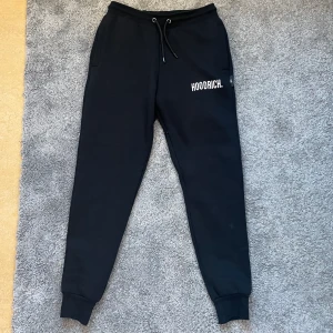 Hoodrich byxor - Snygga svarta Hoodrich byxor, storlek XS men passar också S, modellen på bilden är 1,70cm  Hör av dig vid intresse på DM! 