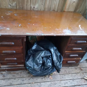 Gammalt Skrivbord med lådor och utdragbar skiva . - Gammalt Skrivbord med lådor på bägge sidor och en utdragbar skiva på ena sidan .slitage finnes men en bra och stabil möbel.bredd 150 cm och höjd 106 cm. Blir fin efter renovering .Hämtas i Skene enligt överenskommelse .