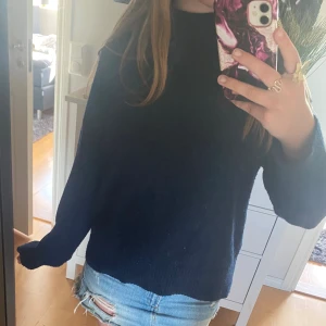 Stickad marinblå tröja - Nopprig men går att fixa