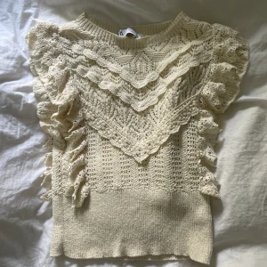 Zara blus - Säljer min volangtopp från zara då den är för liten, använd ca 10 gånger. Pris kan diskuteras. Skriv för fler bilder eller annat 💕