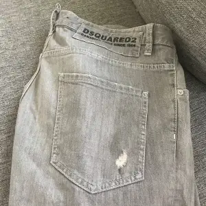 Säljer dessa as fräcka jeans från dsquared2 i storlek 54! Skick 10/10 (jeansen är endast använda en gång). Nypris: 7500kr 