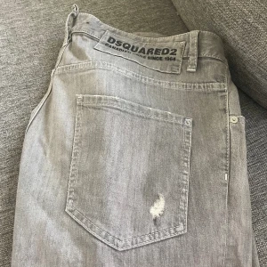Dsquared jeans - Säljer dessa as fräcka jeans från dsquared2 i storlek 54! Skick 10/10 (jeansen är endast använda en gång). Nypris: 7500kr 