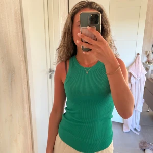 Grönt linne - Säljer detta gröna linne som endast är använt ett fåtal gånger💗storlek M