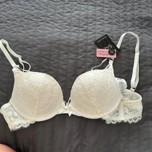 Underkläder  - En helt ny oanvänd vit bh. Den är i storlek 70A. Den är push up. Köpt för 349 med prislappen kvar. Säljer för 200 men priset kan diskuteras🥰