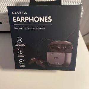 Oöppnade earphones - Helt oanvända. Förpackningen öppnad endast en gång vid fotona. 700 kr nypris. 