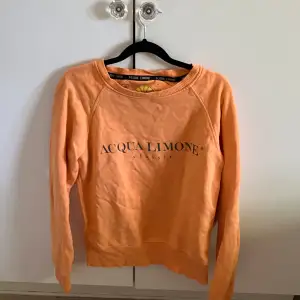 Säljer denna fina tröjan från aqua limone. Köpt för ungefär 1200kr och är använd kanske 2-3 gånger då jag inte tycker färgen passar på mig.💓