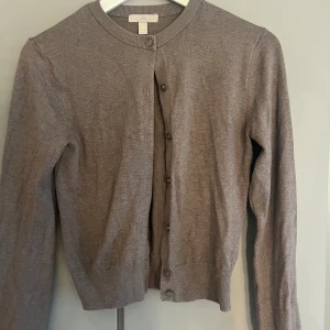 Stickad kofta - Säljer denna koftan från H&M då jag inte har någon användning för den. Köpt 2022 och använd ganska mycket och därför lite nopprig. Köparen står för frakt💘