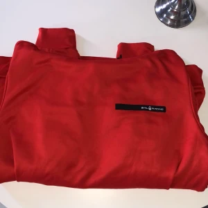 Sail racing hoodie - Säljer nu min oanvända sailracing hoodie, fick den som present på jul och har ej använt den en enda gång. Väldigt bra modell och bra passform.