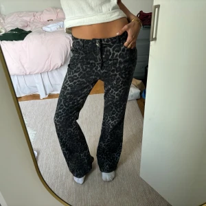 Leopard byxor - Så snygga och trendiga Leopard byxor!! Storleken är L men skulle säga att den passar S och M också!! Använda fåtal gånger så i bra skick!
