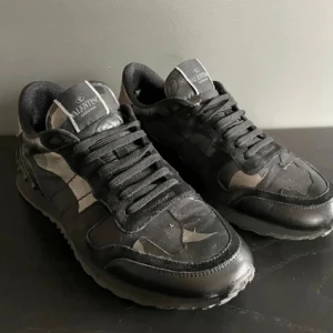 Valentino rockrunner - Tja säljer nu mina rockrunners eftersom jag tröttnat på dom skick 8.5/10 tar även byte
