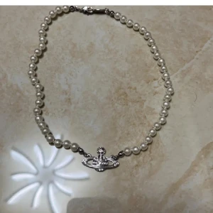 Vivienne westwood halsband - Jättefint vivienne westwood halsband som är i nyskick. Endast använt fåtal gånger på till exempel fester och liknande❤️ Bara att skriva vid frågor❤️