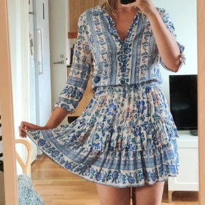 🌸Free people söt sommarklänning🌸 - Luftig och superskön klänning med söta volanger på kjolen, perfekt till sommaren! Märket är Free people  Inköpt för några år sedan men sparsamt använd så är i gott skick! Säljer då den inte kommer till användning här hemma