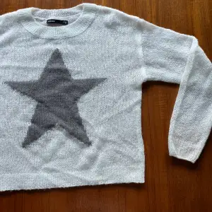 Supersöt stickad tröja med stjärna från HOUSE. Passar strl xxs-m. Skriv för fler bilder eller mått 💗