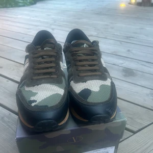 valentino rockrunner - säljer dessa valentino rockrunner  storlek 42.5 cond 8/10 låda dustbags och nya skosnörren fås med kan gå ner i pris vid snabbaffär små scratxh på ena skon vid tån som syns på bild