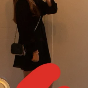 TIAMO pricilla väska -  Det är en jätte fin väska som knappt är använd passar perfekt till allt. Jag älskar verkligen den men har köpt en ny lite större så❤️Orginal priset är 600kr som jag köpte för. Kontakta moh för fler bilder eller mer info❤️