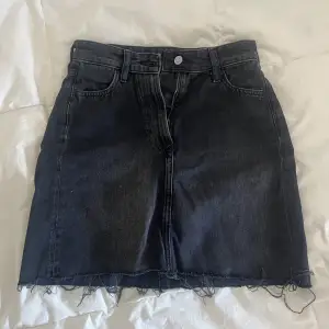 Säljer min svarta jeans kjol perfekt nu till sommaren!! Använd få tal gånger där med inga defekter!