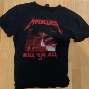 Säljer dessa jätte snygga Metallica kill em’ all tröja för den inte kommer till användning längre! Den passar alla storlekar XS-L 💕 köpt för 200kr ställ gärna frågor!
