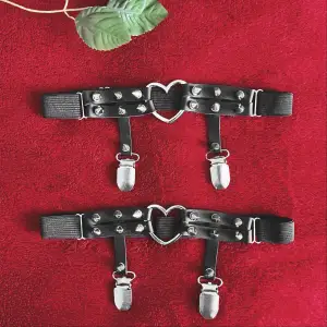 Två stycken snygga garters med hjärtan och nitar! 🥵Kan användas med eller utan stay-ups 🖤⛓️Knappt använda! ✨Väldigt justerbara och stretchiga så passar de allra flesta 📏Köp nu 💌 ⚠️OBS säljes endast tillsammans ⚠️