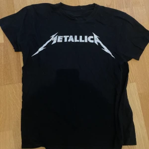 Metallica Tröja - Säljer min snygga Metallica tröja för den inte kommer till användning!! Fråga gärna frågor 💕💕