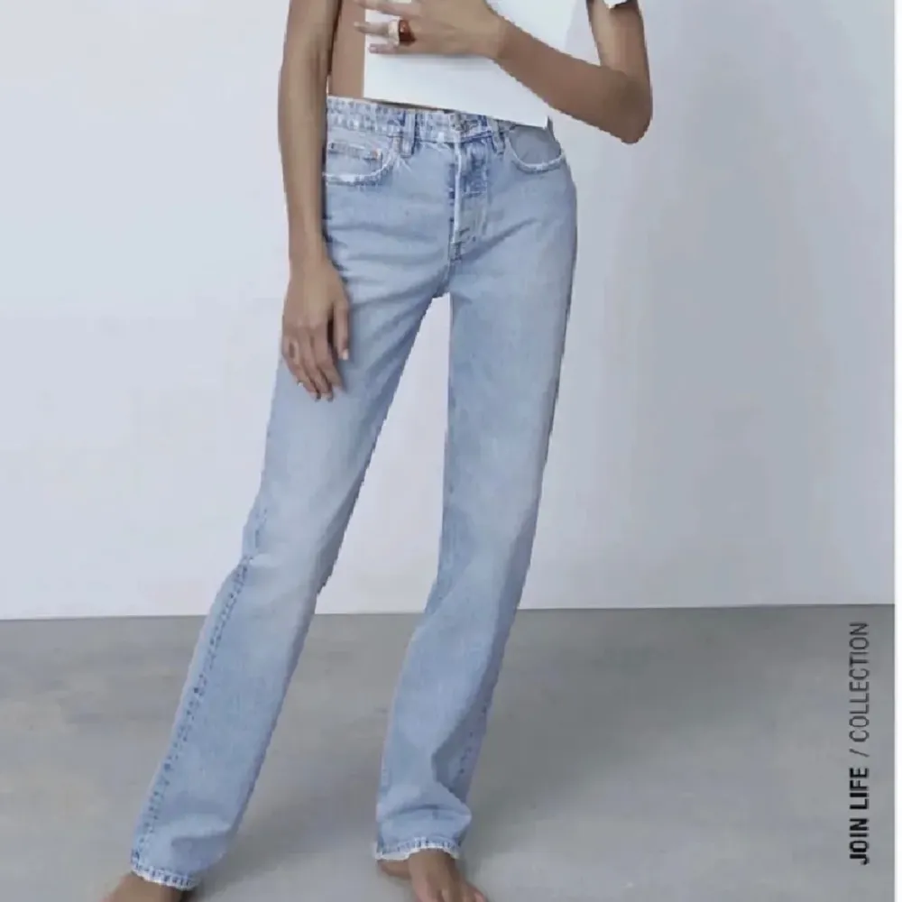 Superfina jeans från zara som tyvärr har blivit för små för mig. Bra skick! Första bilden är lånad! 🩵 . Jeans & Byxor.