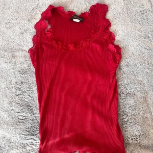 Rosemunde linne - Rött spetslinne från rosemunde❤️