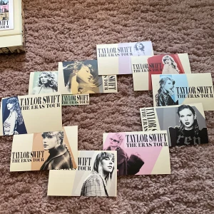 Taylor Swift kort  - Säljer dessa söta postkorten från min Taylor Swift vip box🥰 20kr styck eller alla för 150❣️❣️