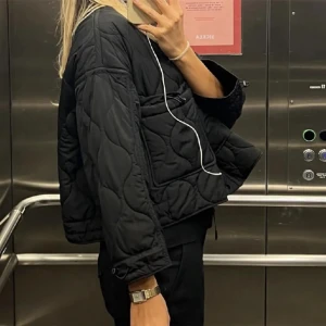 zara jacka  - jättefin vår/ höst jacka från zara, säljer då den inte används längre. gott skick 🩷