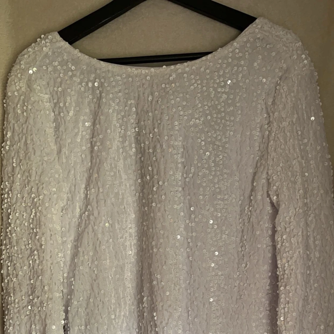 Super gullig klänning med öppen rygg. - 90