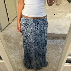 Mönstrad långkjol - Säljer denna blå mönstrade långkjol. Har du någon fråga är det bara att höra av dig🫶🏻