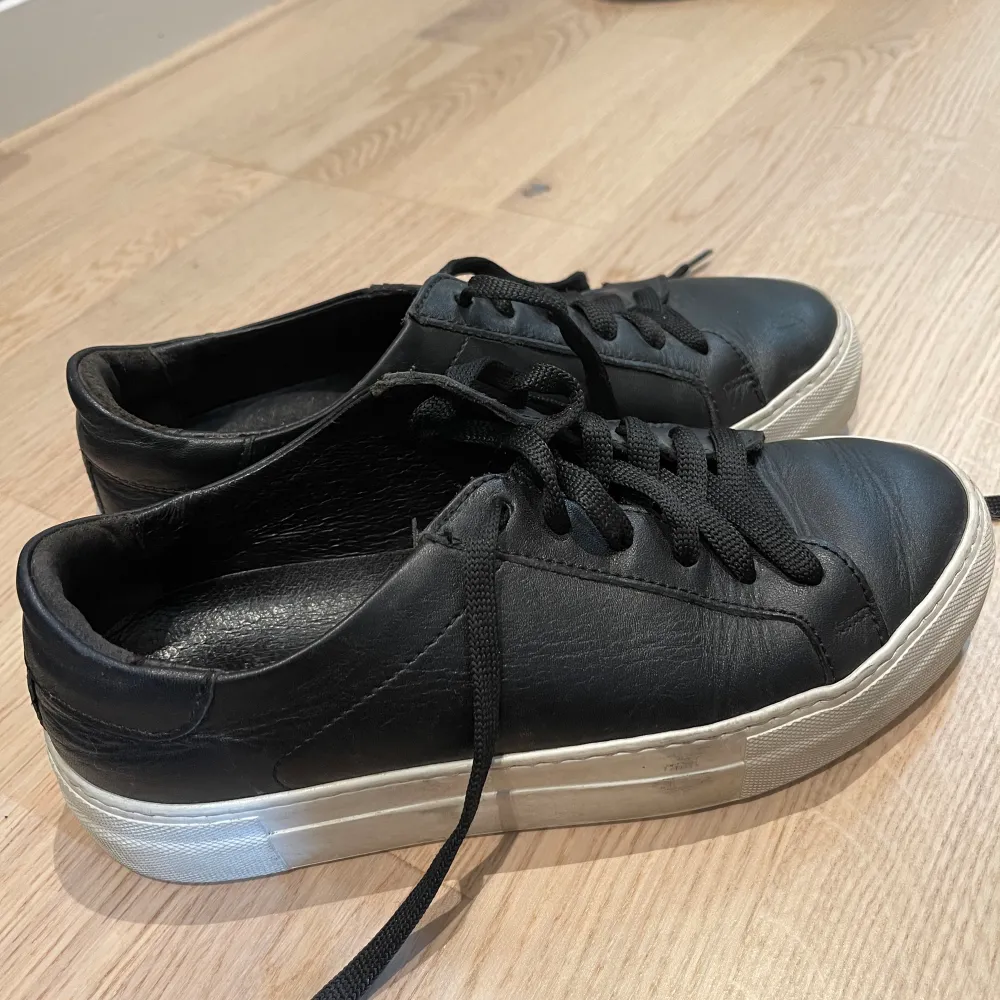 Äkta skinn sneakers i skinn från Rizzo. Fint skick, sparsamt använda. Storlek 36. Skor.