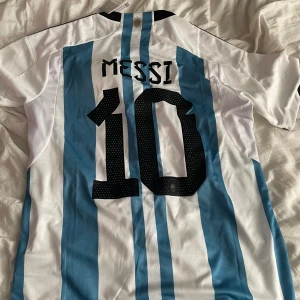 Fotbollströja argentina vm 2024, messi tryck - Säljer då den va alldeles för små i armarna för mig. (har 43 cm i omkrets) 