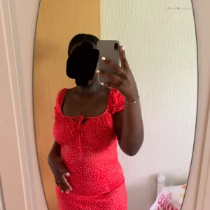 Sommarklänning  - Jättesöt röd klänning som passar perfekt nu till sommaren, mycket bra skick då den ej kommer till användning (använd 2 ggr), storlek M men passar både S och L eftersom den är stretchig💗