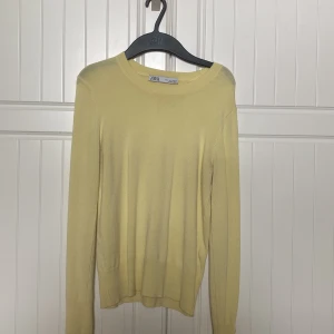 Gul tröja  - Långärmad tröja i en otrolig ljusgul färg!! Guldiga knappar längst ner på ärmarna.