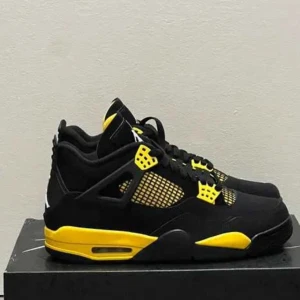 Jordan 4 Yellow thunder  - Ett par fina helt nya och oanvända Jordans 4 thunder storlek 42 men för små för mig fick dem i present och har ej använt dem och vill sälja dem då dem ej kommer användas. Priset kan diskuteras vid snabba affärer 