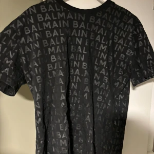 BALMAIN T-SHIRT - Fick i present av Ex:et. riktigt fin tröja som jag använt max 3 gånger. Strl M. Passar L Cond 8/10 Släpper billigt men pris kan diskuteras vid snabbaffär.