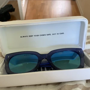 Chimi solglasögon  - Jättefina chimi solglasögon. Modell 008 färg acai 