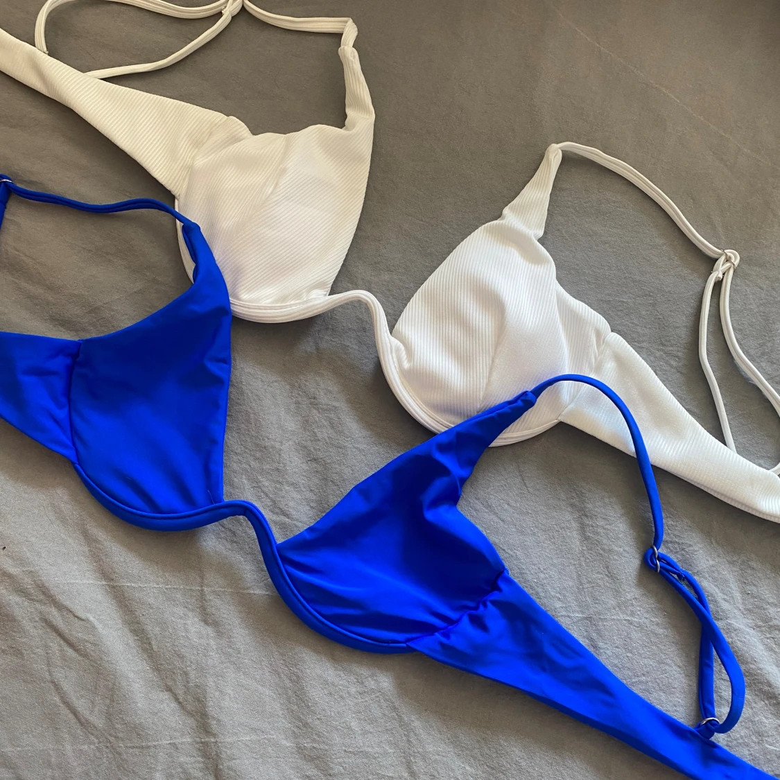 Två bikini överdelar i storlek S - 90