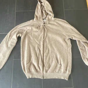 Davida Cashmere  - Säljer min knappt använda Cashmere hoodie  Det är en hel zip som är väldigt bra skick  