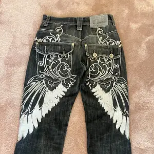 Säljer dessa jätte fina baggy jeans med tryck på både fram/baksida💓 från YLD( Your local dealer) I jätte fin skick förutom knapparna på ena fickan💗  Kontakta för frågor, eller för fler bilder💓