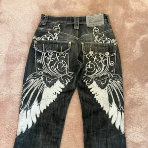 Snygga baggy jeans😍 - Säljer dessa jätte fina baggy jeans med tryck på både fram/baksida💓 från YLD( Your local dealer) I jätte fin skick förutom knapparna på ena fickan💗  Kontakta för frågor, eller för fler bilder💓