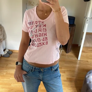 Rosa babytee - T-shirt från She, verklgken finaste färgen😍💕har en jätteliten fläck vid vänstra bröstet men går troligen att få bort