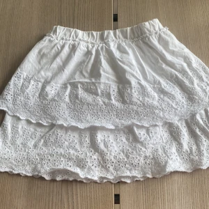 Zara kjol - Jätte fin zara barn kjol. Andvänt minst 3 gånger och är i väldigt fint skick. Storleken är 152cm men passar i xs och s. Köpt förra året och är då inte längre kvar på zara💗.