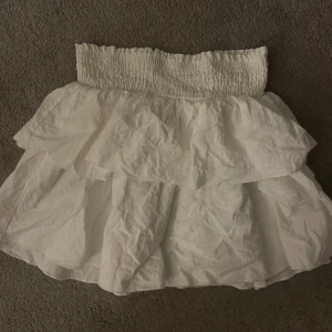 Vit volang kjol - Säljer pga den inte kommer till användning💞