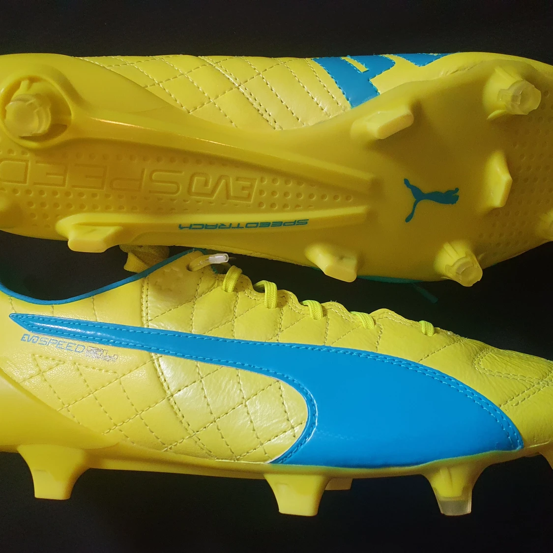 Oanvända nya fotbollsskor  - 92