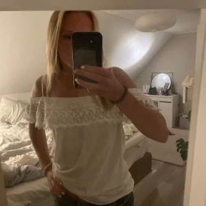 Vit topp - Off shoulder topp från odd Molly