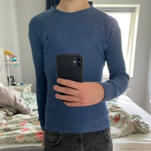 Ralph lauren tröja - Säljer en stickad blå Ralph lauren tröja i storlek xs sitter bra på mig som är 170. Skick 9/10.