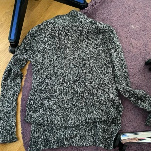 Stickad tröja  - Grå stickad tröja 